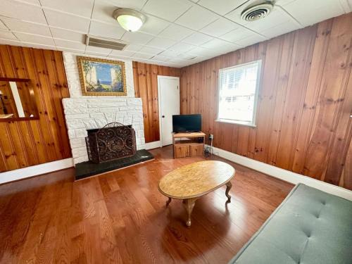 Nancy Casa | Cottage 8Lees Ford Marina