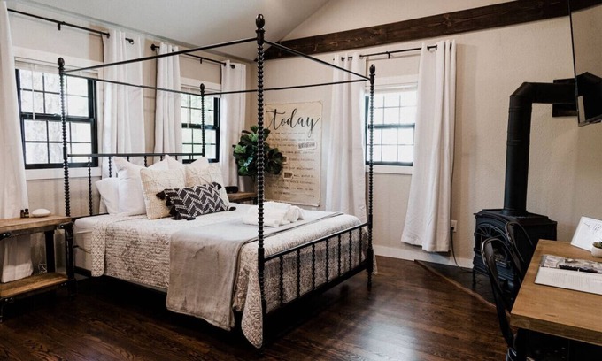 Spearfish Cabaña | Cottage #9 Walk-in Shower Hot Tub Poster Bed