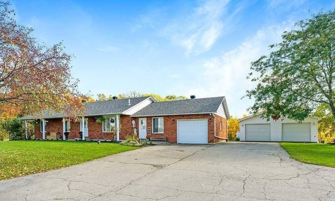 Elizabethtown-Kitley Cabaña | Cottage backing water and with absolute quietness and privacy