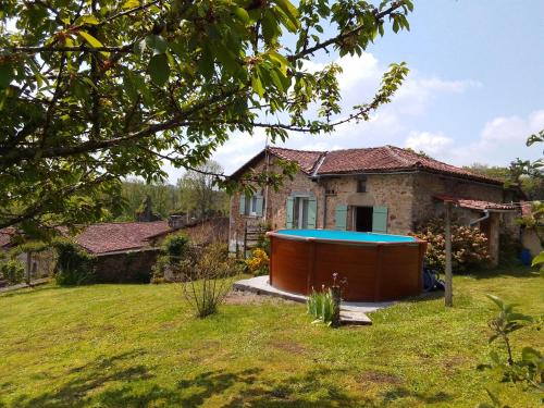 Les Salles Lavauguyon Casa | Cottage by the Chateau with pool in National Parc