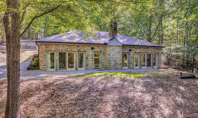 Hickman Cabaña | Cottage by the creek on 17 acres minutes from Leipers Fork! Writer’s Paradise…