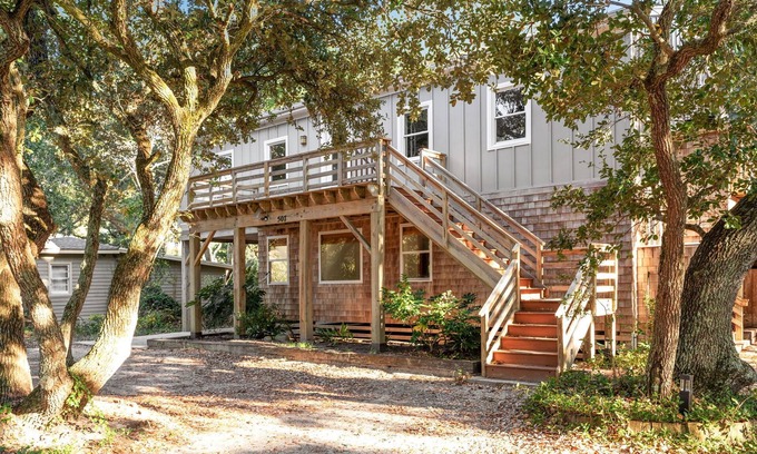 Kill Devil Hills Casa | Cottage by the Beach! 3BR, Pet-Friendly, Large Yard