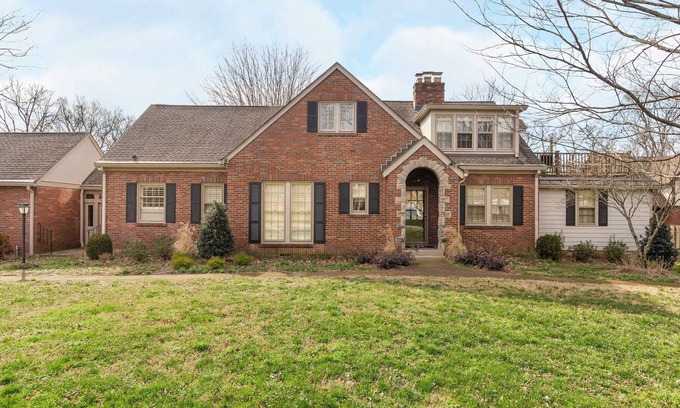 Green Hills Casa | Cottage Charm | Private Rooftop Deck