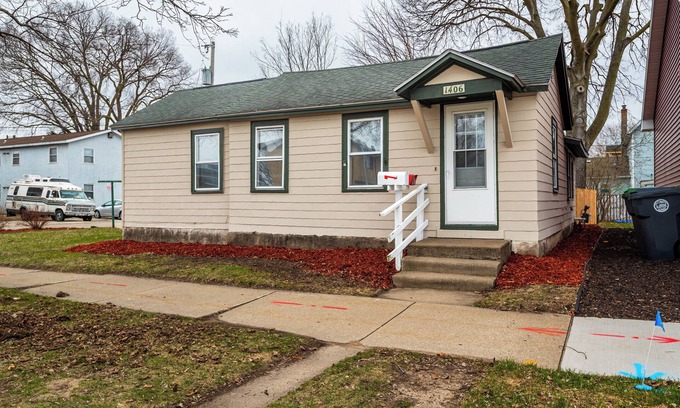 La Crosse Cabaña | Charming 1-bedroom cottage close to the downtown La Crosse area!