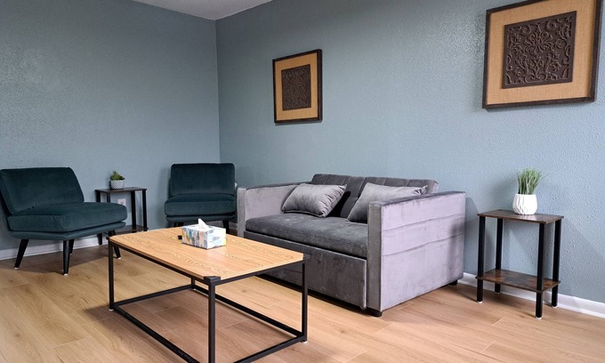 Pecan Tree - McCullough Apartamento | Cottage Close to Campus - Scenic Stroll to Kyle