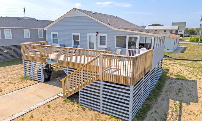 Kill Devil Hills Cabaña | Cottage Close To Beach and abuts the Wright Brother Memorial