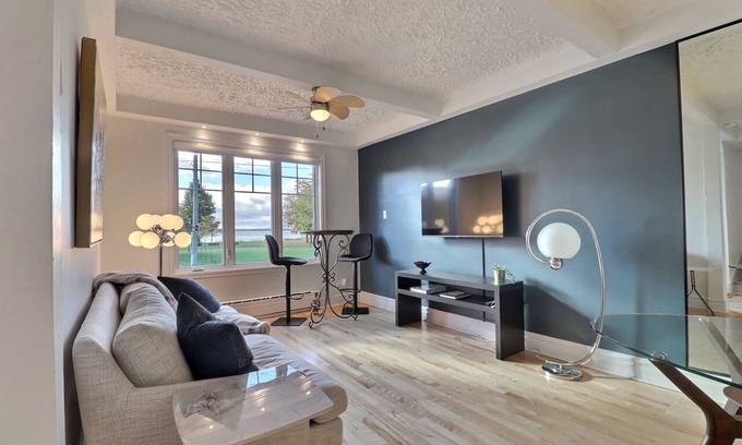 Lachine Casa | Cottage facing park and Lac St-Louis, Lachine(bicycle and pedestrian paths)