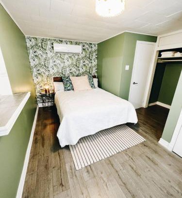 Fredericton Apartamento | Cottage Feels in the City - Downtown Apartment & Backyard Bliss