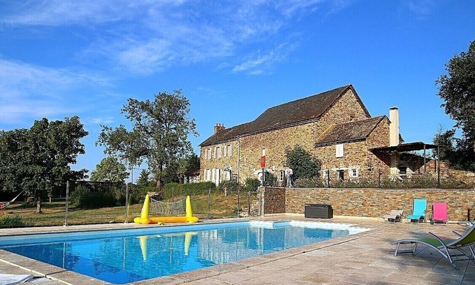 Sauveterre-de-Rouergue Casa | Casa rural con piscina en el corazón de Aveyron