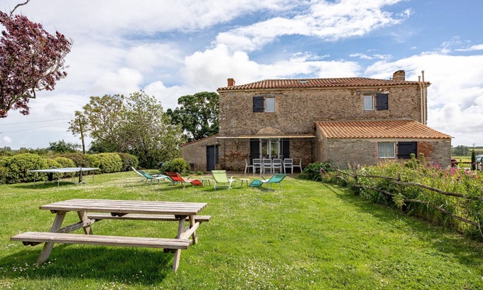 Le Bernard Cabaña | Casita de campo 'Gite Le Figuier' con terraza privada, jardín privado y Wi-Fi