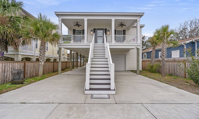 Atlantic Beach Casa | Cottage Glynis - 3 BR Home Steps to the Beach