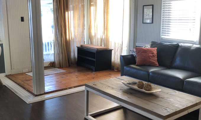 Ocracoke Cabaña | Casa de campo renovada, ideal para una pareja o familia pequeña.