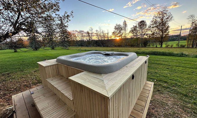 Swan Lake Cabaña | Cottage Guesthouse in the heart of Bethel, with a private Hot Tub!