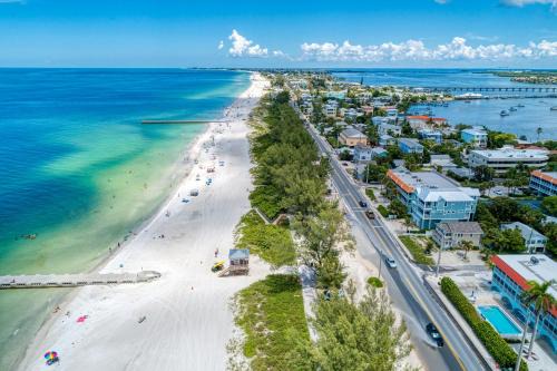 Bradenton Beach Casa | Cottage Haven-One Minute Walk To The Beach-Private Yards-Keyless Locks
