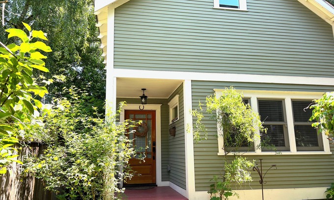 Irvington Casa | Casa rural en el histórico barrio de Irvington, cerca del centro de convenciones y tiendas.