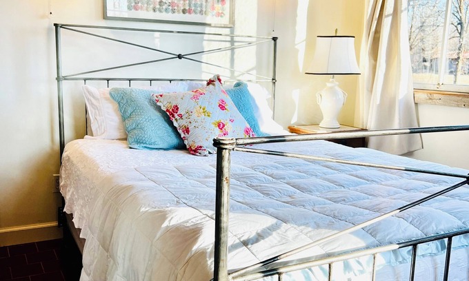 Sarah Cabaña | Cottage in MS's Hill Country. Cozy, Quiet & Close to good Music, Food & History.