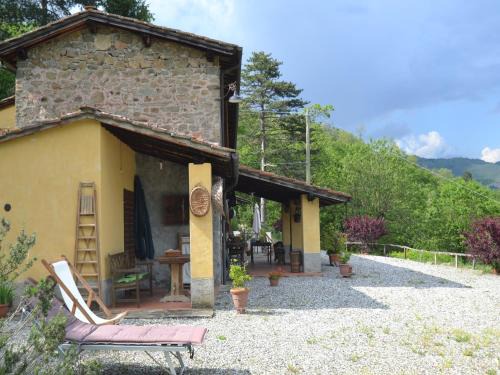 San Quirico Casa | Cottage in Pescia with Pool & Garden