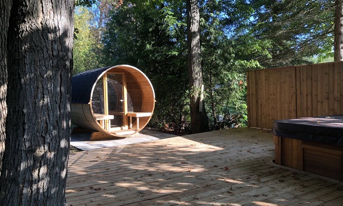 Central Huron Cabaña | Cottage in Private Community with Hot Tub & Sauna. Perfect for big groups!