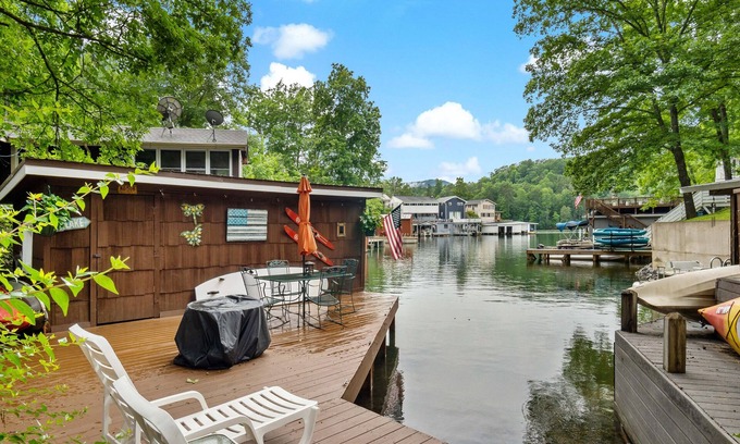 Lake Lure Cabina | Asequible Lakefront Home! Cottage en las vacaciones de Cove-Carolina Properties