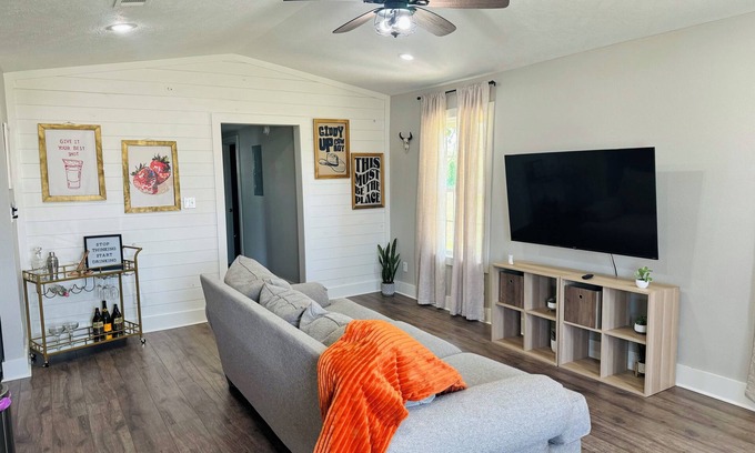 Sulphur Casa | Cottage in the heart of Sulphur