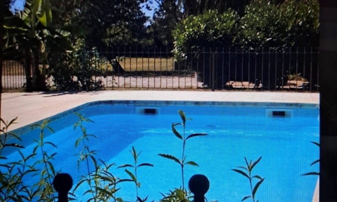 Lesparre-Medoc Cabaña | Cottage in the Médoc Near Shops