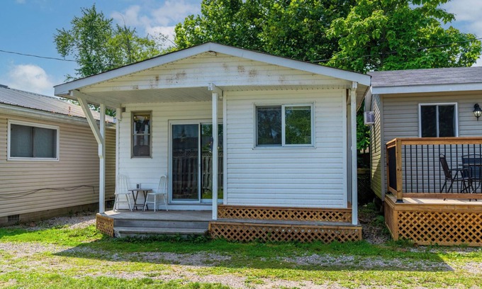 Turkey Point Cabaña | Cottage in Turkey Point - beachfront