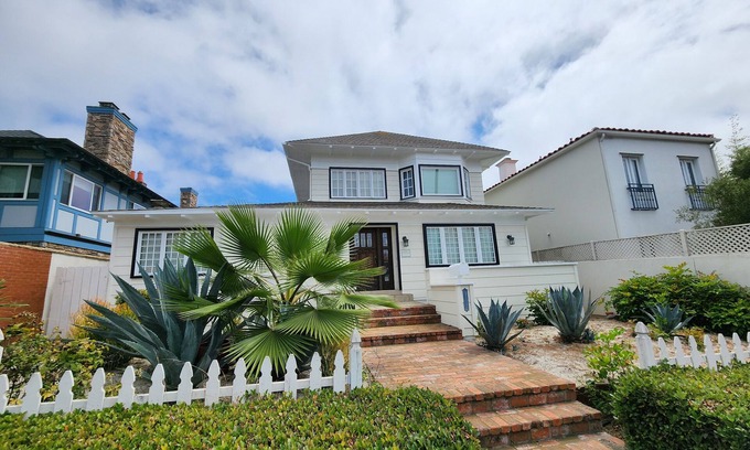 Village of La Jolla Casa | Cottage in heart of la jolla with parking