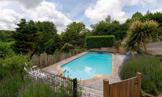 Rochefort-en-Terre Casa | Casita de campo "Les Sapins" con piscina compartida, terraza compartida y Wi-Fi