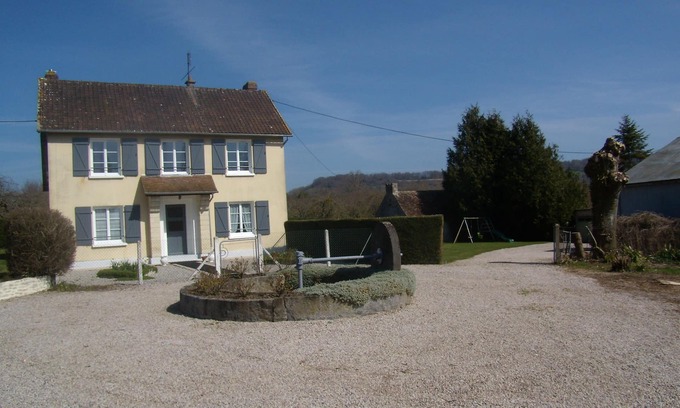 Montreuil-la-Cambe Casa | "La Motte Cottage '' gran casa de campo se encuentra en el campo con grandes espacios