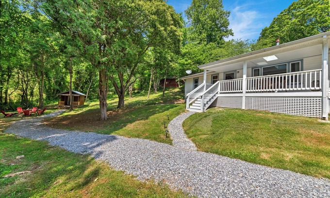 Burnsville Cabaña | Cottage near Burnsville with Game House & Firepit