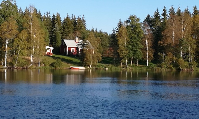 Sissehult Cabina | Cottage old charm, private location, jetty, swimming, boat, free fishing, sauna.