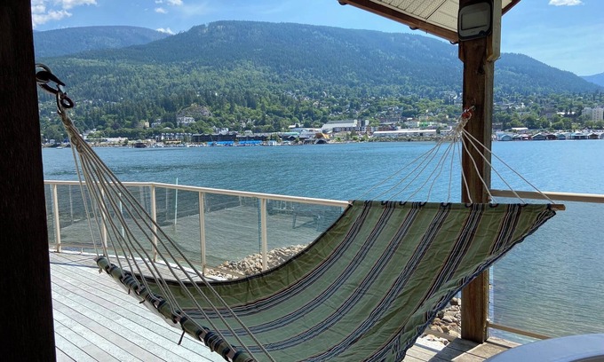Nelson Cabaña | Cottage on a private sandy beach with a gorgeous view of the city of Nelson.