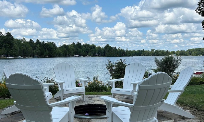 Lake Casa | Cottage on Crystal Clear All Sports Lake, Sauna, Jacuzzi, Boat, Great Fishing!