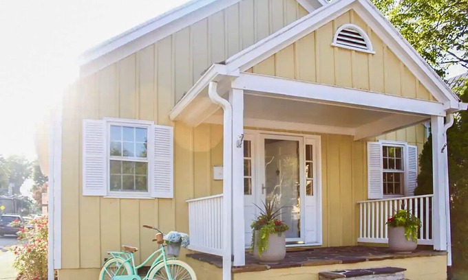 Leesburg's Old and Historic District Casa | Cottage on King | Charming Historic Leesburg Home