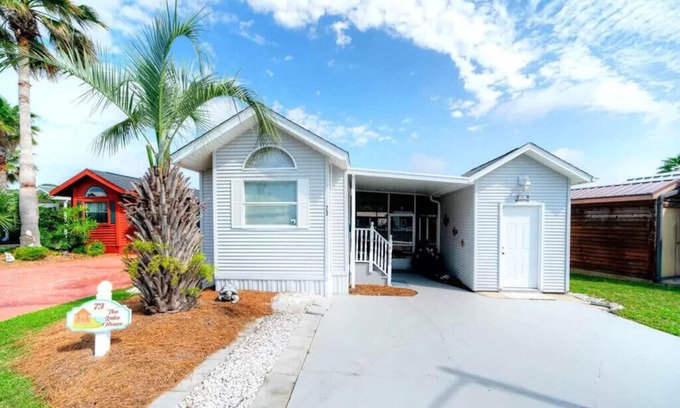 Upper Grand Lagoon Casa | Cottage on Lake in a Gated Resort Property Near Beaches & Entertainment