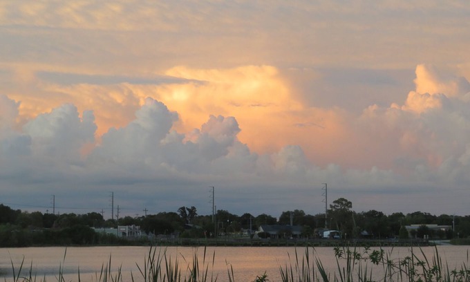 Crystal Lake Casa | A Cottage on Lake Near Universities and colleges. close to shops and downtown