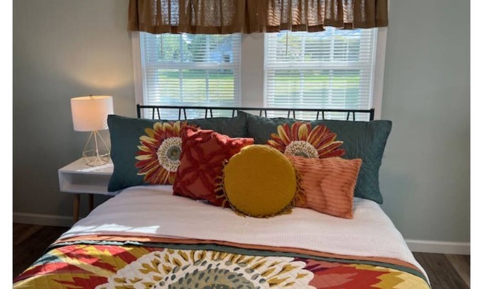 Edenton Cabaña | Cottage on Oakum-cheerful 1-bedroom in Edenton