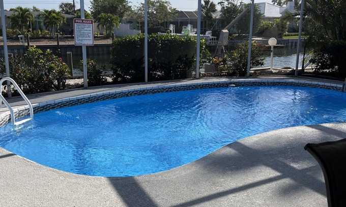 Whitney Beach Casa | Cabaña en el canal