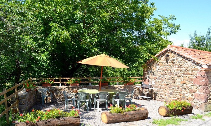 Mazeyrat-Aurouze Casa | Casa rural en el borde del bosque y cerca de las gargantas del allier