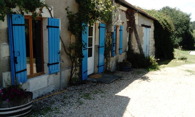 La Roche-Chalais Cabaña | Casita de campo "Porcherat - Perigord Vert, Dordoña" con vistas al lago, jardín privado y Wi-Fi