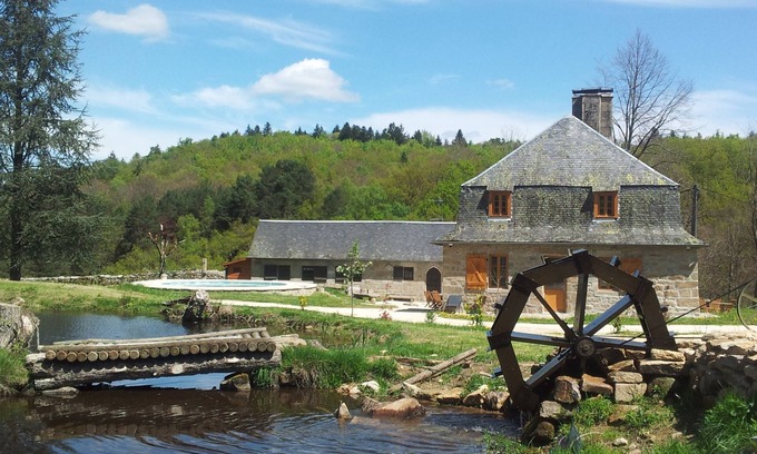 Treignac Casa | Cottage renovado sobre las ruinas de la XV siglo XIX, zona de relax (jacuzzi) y la natación