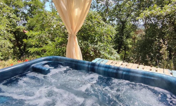 Vancia - Crepieux Apartamento | Cottage romantique, son jacuzzi privatif, piscine
