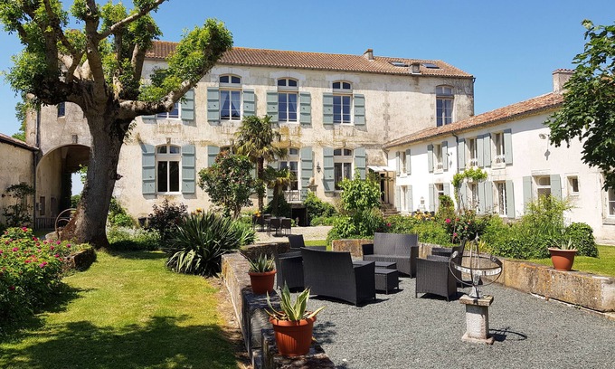 Asnieres-la-Giraud Cabaña | Cottage (sleeps 6) at Domaine de Chantageasse, a 17th century estate with pool