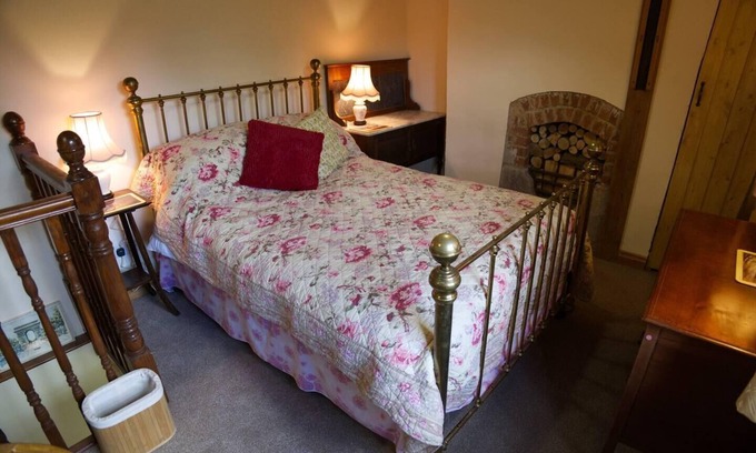 Crawcrook Cabaña | Cosy secret cottage in a beautiful walled garden