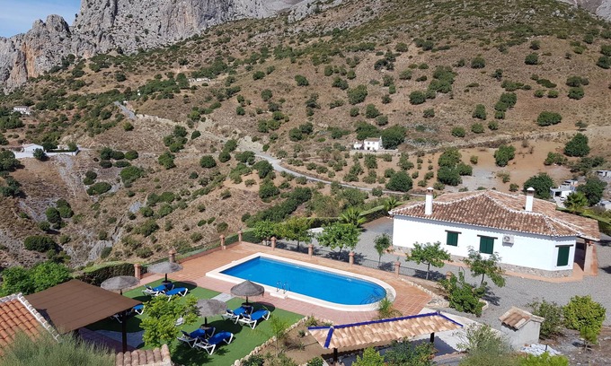 Alora Casa | Casa Rural de 8 plazas con piscina y barbacoa