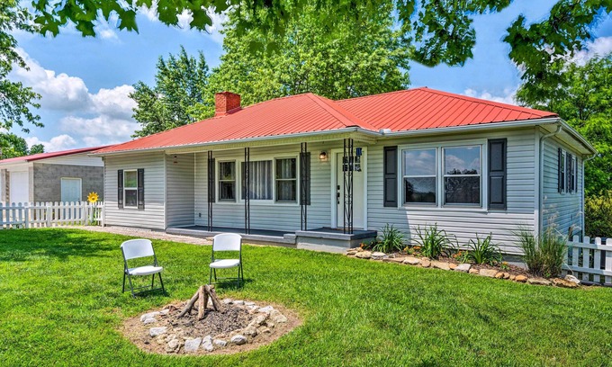 Byrdstown Cabaña | Cottage w/ Deck & BBQ: 2 Mi to Dale Hollow Lake!