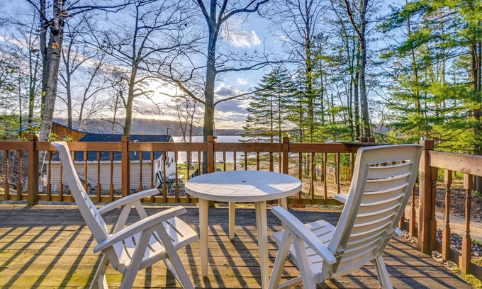 Lake Cabaña | Cottage w/ Deck & Bluff Lake Views: Walk to Beach!