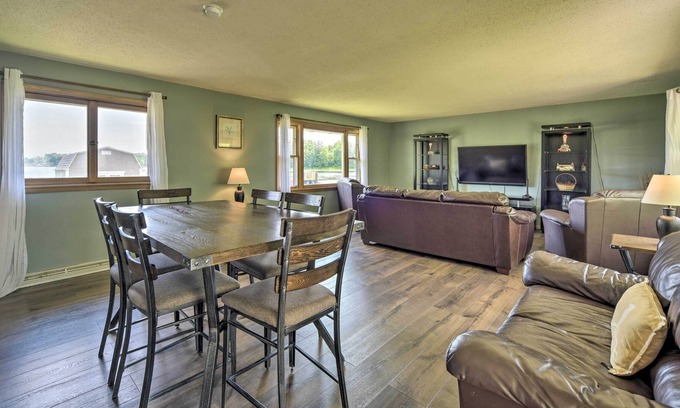 Lindstrom Cabaña | Cottage w/ Deck Situated on South Center Lake