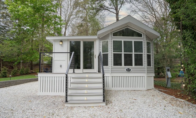 Sandwich Casa | Cottage w/ Firepit & beach access "Outdoor Dining Delight"