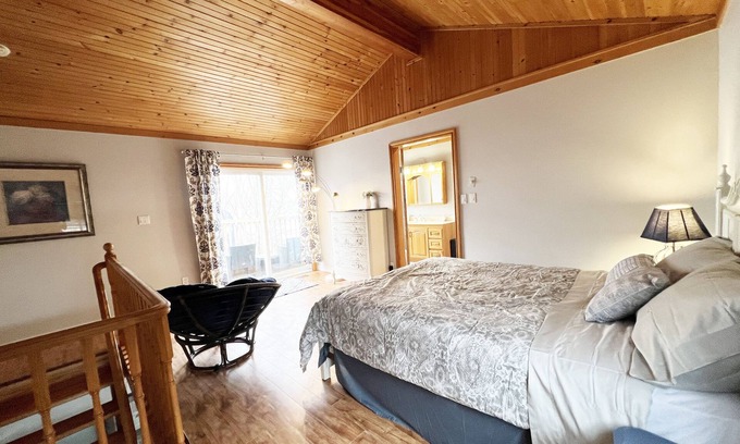 Barrie Cabaña | Cottage W LAKE VIEWS, beside waterfront trail and steps from beach